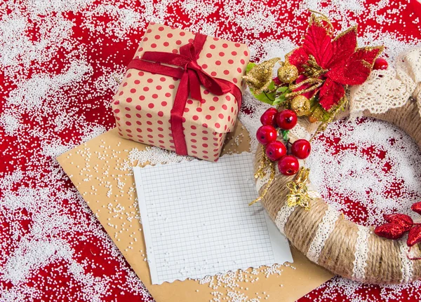 Hristmas wreath with a gift box before the holiday and place for — Stock Photo, Image