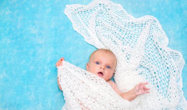 Şirin küçük mavi gözlü bebek yatan kamera bakarak 