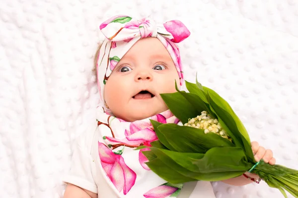 Bebê Recém Nascido Menina Cinco Meses Uma Faixa Cabeça Brilhante — Fotografia de Stock