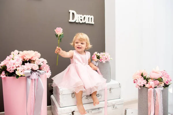 Fericit Fetiță Blondă Doi Ani Jucând Flori Într Cameră Decorată — Fotografie, imagine de stoc