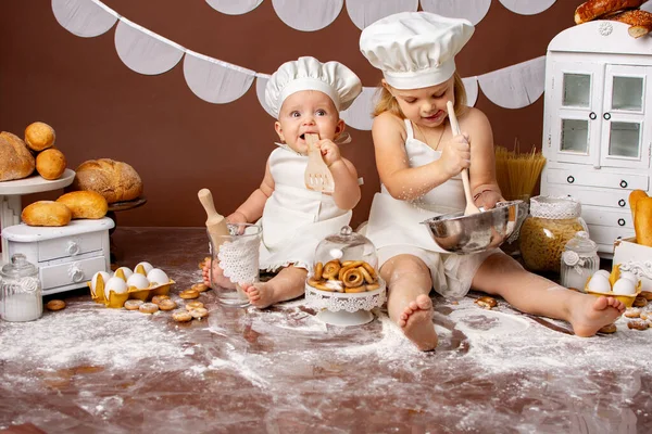 Dos Niñas Hermanas Trajes Chef Estudio Con Productos Panadería Chef —  Fotos de Stock