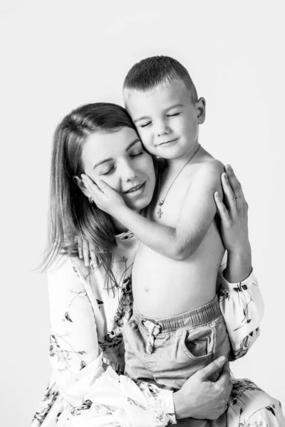 Mulher Bonita Seu Filho Pequeno Bonito Abraçando Com Olhos Fechados — Fotografia de Stock