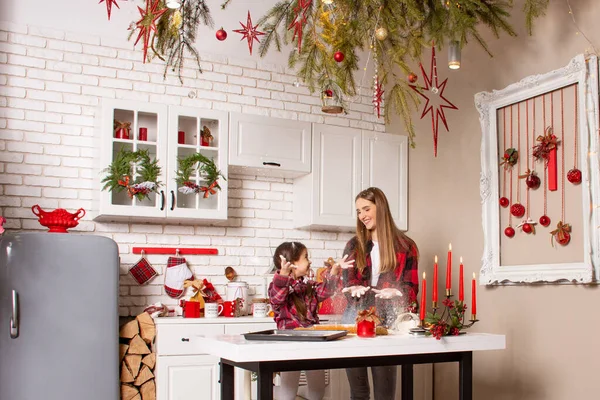 Christmas Cookies Kitchen Christmas Eve Two Sisters Make Christmas Cookies — Stock Photo, Image