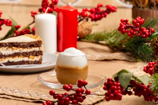 Taza Capuchino Con Pastel Crema Chocolate Una Mesa Decorada Para — Foto de Stock