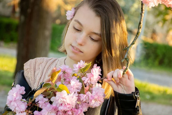 Retrato Uma Jovem Com Ramo Uma Árvore Sakura Florescente — Fotografia de Stock