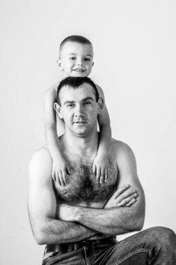 Mutlu baba-oğul portresi. Oğul babaya sarılıyor. Siyah beyaz fotoğraf. 