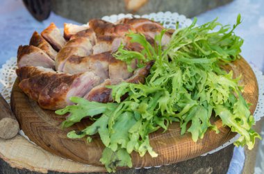 Tahtada ev yapımı sosis ve sebze servisi.