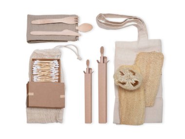 Sıfır atık. Çevre dostu aksesuarlar pamuk çanta, lif, fırça, kulak çubuğu, bambu çatal, bıçak, çatal. Bedava plastik konsept. 