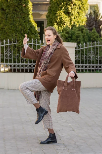 Mujer Alegre Con Bolso Eco Reutilizable Marrón Sus Manos Elegante Imagen de archivo