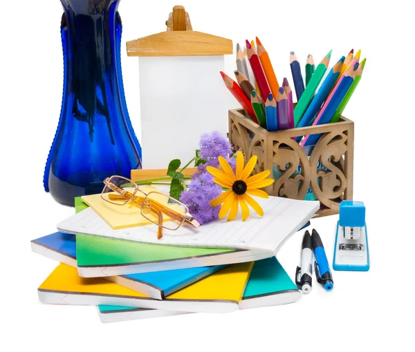 Samenstelling met bloemen in een vaas en school supplies. — Stockfoto
