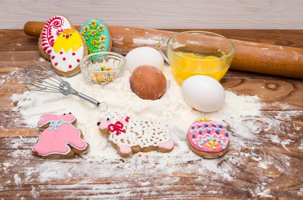 Osterkekse und Zutaten zum Kochen. — Stockfoto