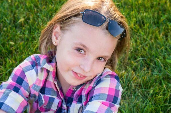 Niña mira con ojos grandes — Foto de Stock