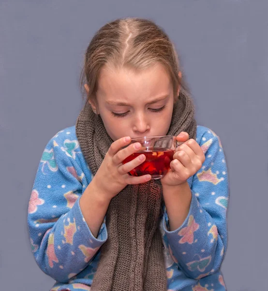 病気の子供の女の子の飲み物お茶. — ストック写真