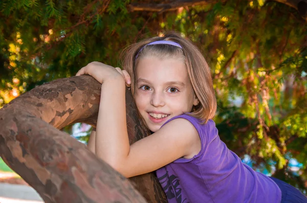 Niña mira con ojos grandes — Foto de Stock