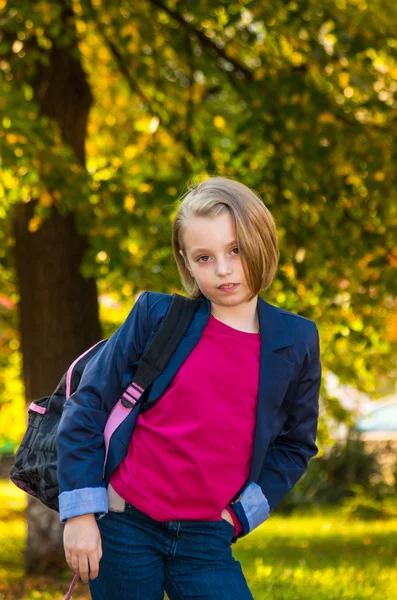 Pretty girl of school age in the autumn park. — Stock Photo, Image