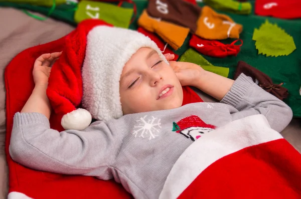 可爱的小女孩睡在圣诞老人帽. — 图库照片