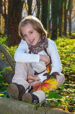 küçük kızla mutlu: renkli akçaağaç yaprakları.