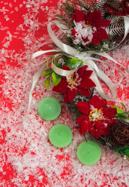 Διακοσμητικό χριστουγεννιάτικο στεφάνι με λουλούδια poinsettia. — Φωτογραφία Αρχείου