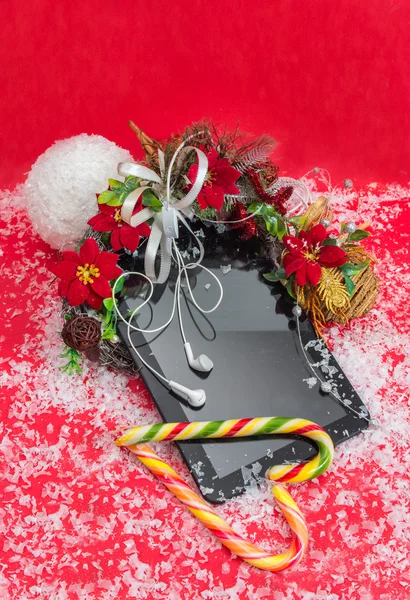 タブレット コンピューターのヘッドフォン最高のクリスマス プレゼントと. — ストック写真