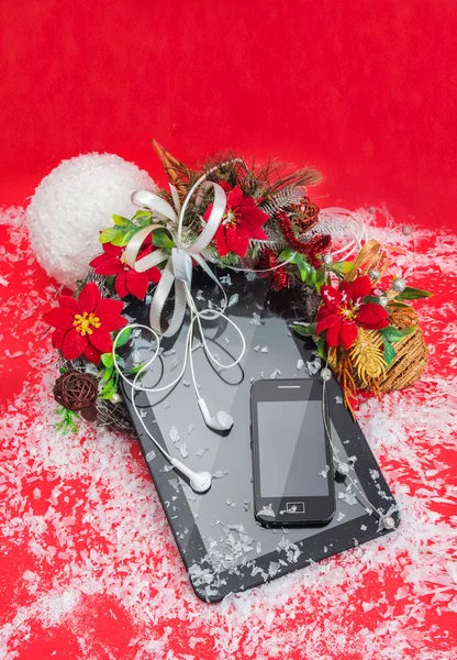 Tablet PC ve cep telefonu siyah renk en iyi Noel hediyeleri. — Stok fotoğraf