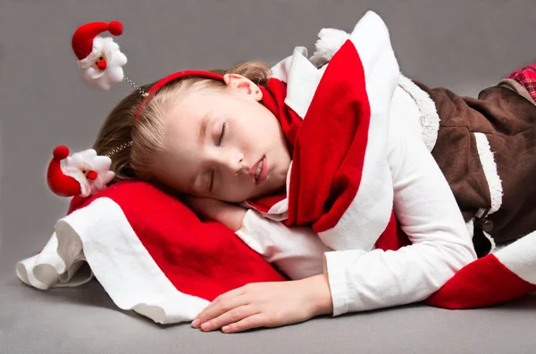小女孩睡在圣诞平安夜 — 图库照片