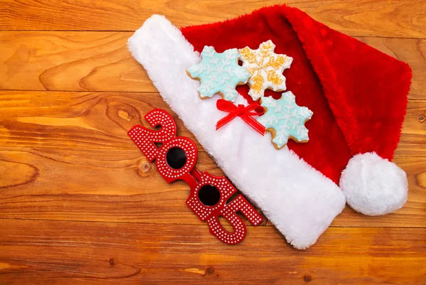 Santa hoeden en kerstkoekjes. — Stockfoto