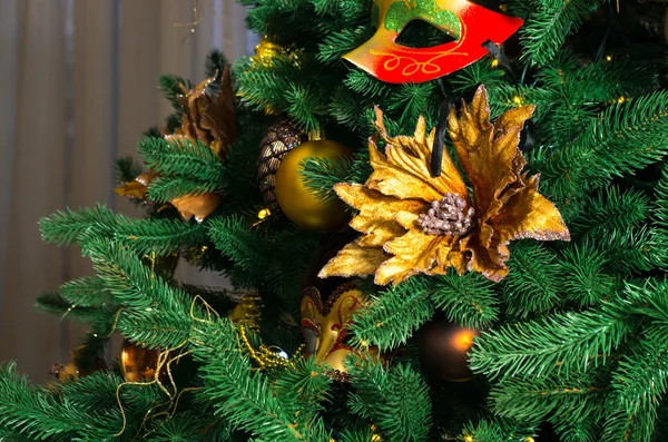 Decorações de Natal em uma árvore de Natal. — Fotografia de Stock