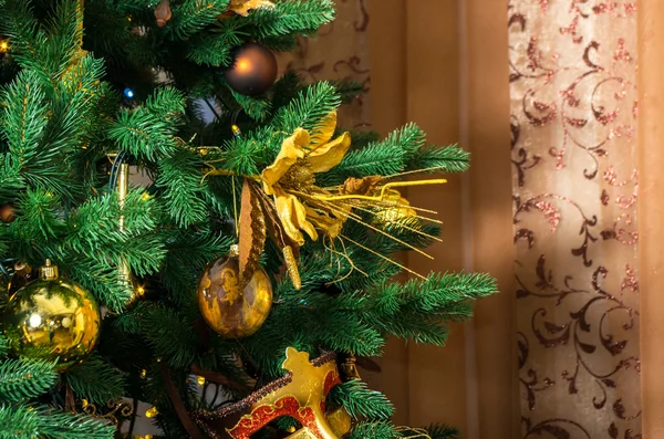 Decorações de Natal em uma árvore de Natal. — Fotografia de Stock