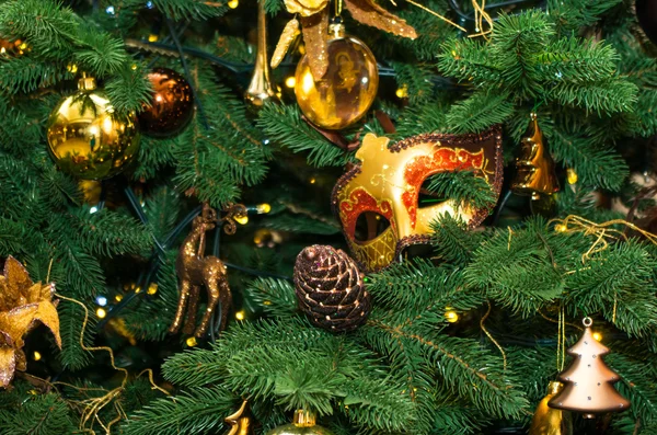 Adornos de Navidad en un árbol de Navidad. — Foto de Stock