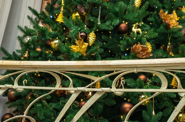 Decorações de Natal em uma árvore de Natal. — Fotografia de Stock