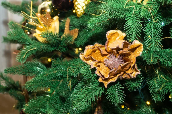 Adornos de Navidad en un árbol de Navidad. — Foto de Stock