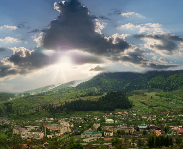 Ville de montagne avec un ciel orageux à la fin du printemps — Photo