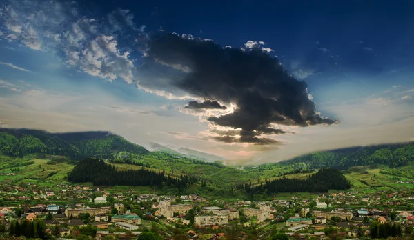 Πόλη βουνών με έναν θυελλώδη ουρανό στα τέλη της άνοιξης — Φωτογραφία Αρχείου
