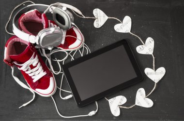Müzik konsepti için seviyorum. Kırmızı spor ayakkabılar, kulaklık, tablet ve hea