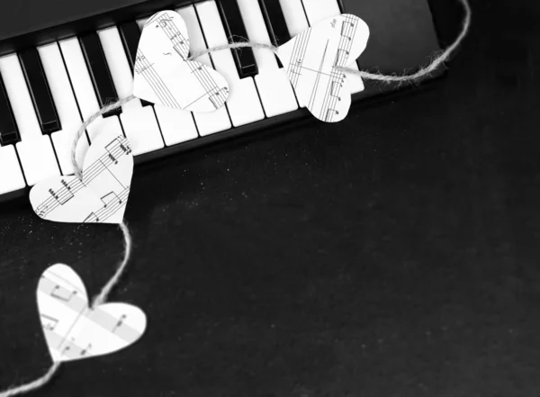 ピアノの鍵盤と黒の背景の音楽の心 — ストック写真