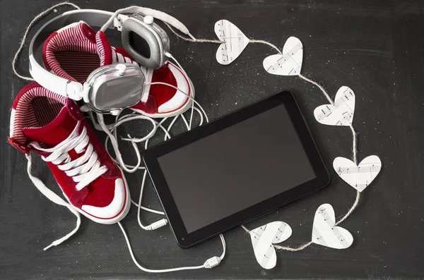 Amor pelo conceito de música. Tênis vermelhos, fones de ouvido, tablet e hea — Fotografia de Stock