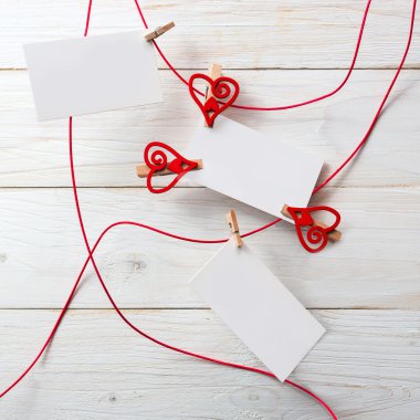 Metin clothespins yürekleri için boş kart. Aşk sembolü. 