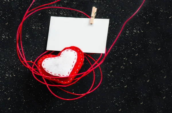 Cuore di tessuto su sfondo nero. Simbolo dell'amore . — Foto Stock