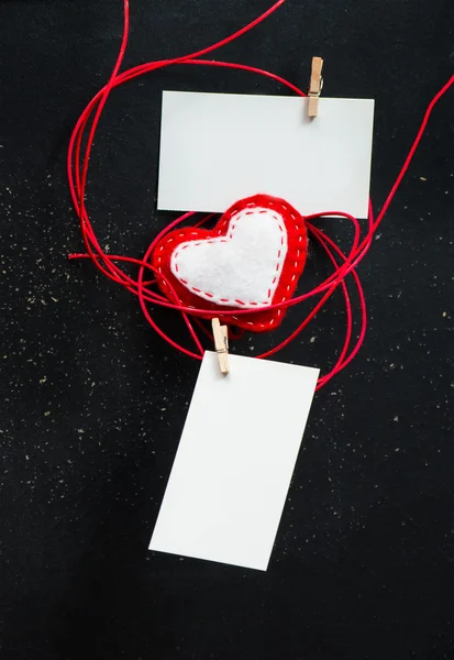 Coração de tecido em um fundo preto. Símbolo do amor . — Fotografia de Stock