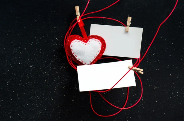 Hjärtat av tyg på en svart bakgrund. Symbol för kärlek. — Stockfoto