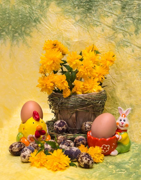 Eggs and spring flowers with a figure of chicken and rabbit fi — Stock Photo, Image