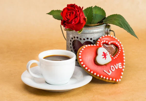 Valentinstag-Plätzchen mit einer Tasse Kaffee und einer Rose. — Stockfoto