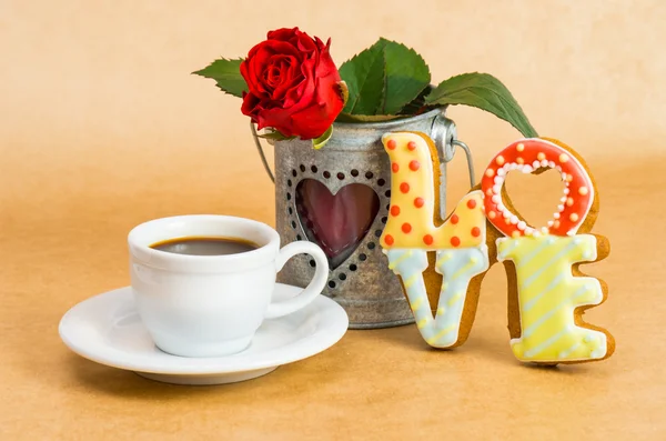 Biscuits Saint-Valentin comme un mot amour et une tasse de café et rose . — Photo