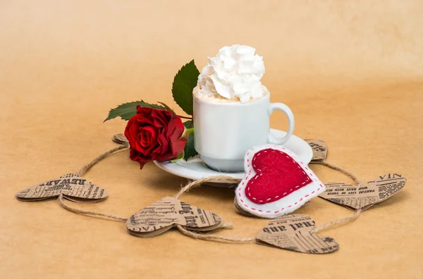 Φλιτζάνι καφέ με κρέμα λουλουδιών με τριαντάφυλλο και καρδιά . — Φωτογραφία Αρχείου