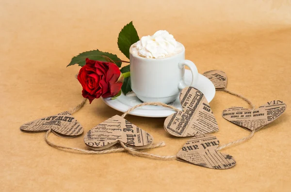 Tasse de café à la crème avec rose fleur et coeur  . — Photo