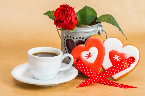 Valentinstag-Plätzchen mit einer Tasse Kaffee und einer Rose. — Stockfoto