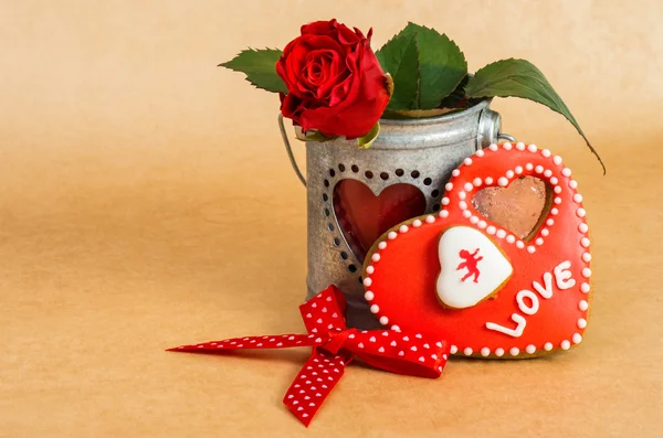Galletas en forma de corazón de San Valentín con glaseado y rosa roja . —  Fotos de Stock