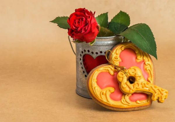 Ημέρα του Αγίου Βαλεντίνου καρδιά σχήμα cookies με ένα κλειδί και ένα κόκκινο τριαντάφυλλο — Φωτογραφία Αρχείου