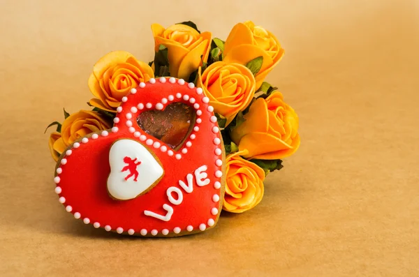 Ημέρα του Αγίου Βαλεντίνου καρδιά διαμορφωμένα μπισκότα και τα τριαντάφυλλα λουλουδιών — Φωτογραφία Αρχείου