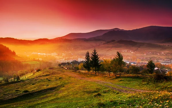 Sonnenaufgang in der Bergstadt am Herbstmorgen. — Stockfoto